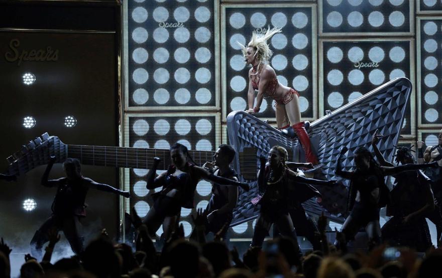 Britney Spears dans şovuyla olay oldu