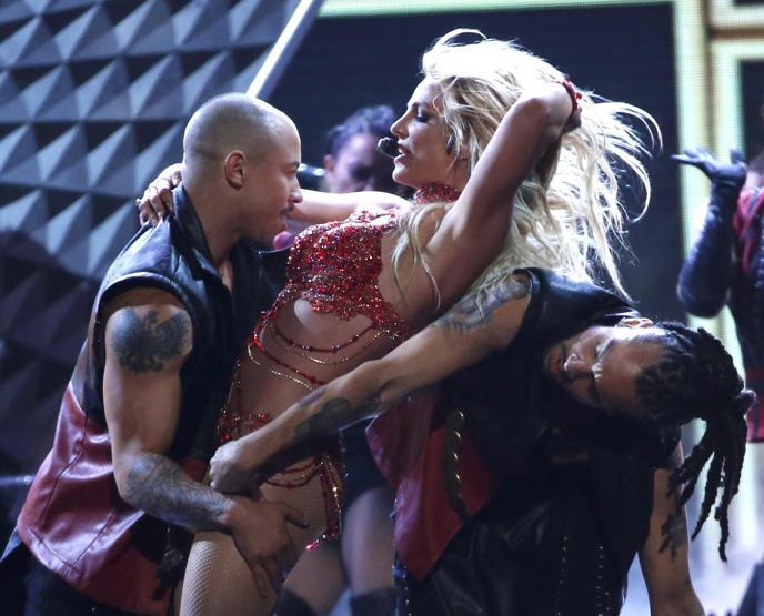 Britney Spears dans şovuyla olay oldu