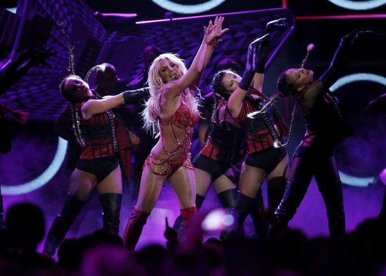 Britney Spears dans şovuyla olay oldu