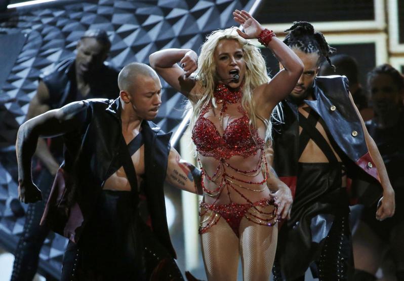 Britney Spears dans şovuyla olay oldu