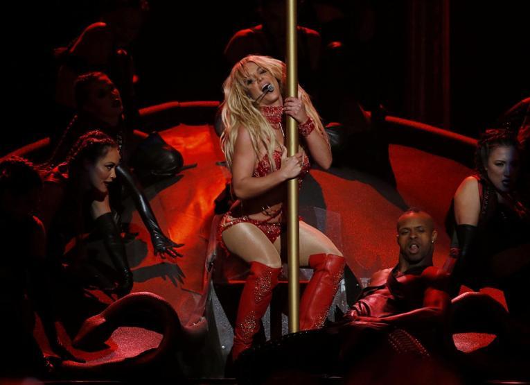 Britney Spears dans şovuyla olay oldu