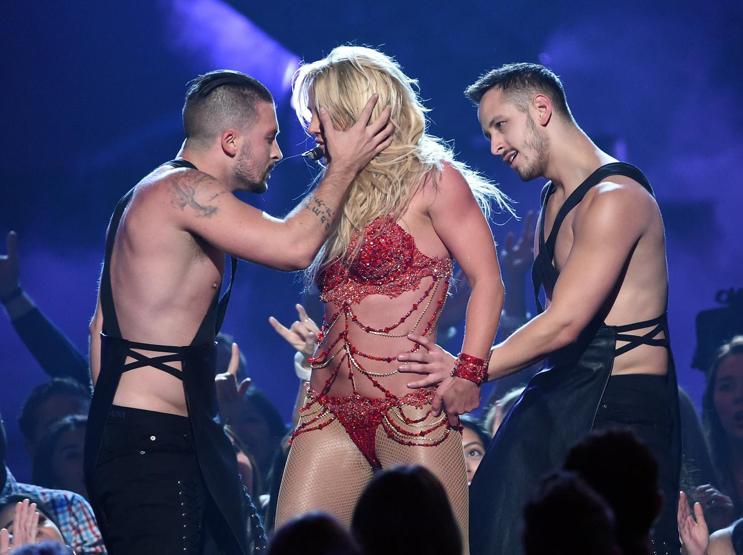 Britney Spears dans şovuyla olay oldu