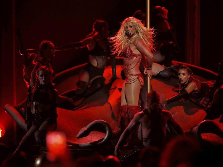 Britney Spears dans şovuyla olay oldu