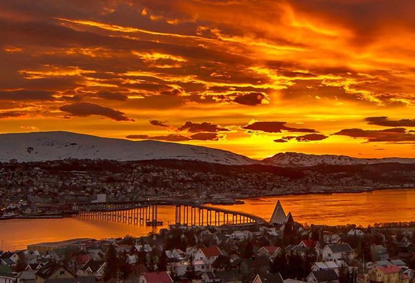 Kuzey ülkelerinde gece yarısı güneşi