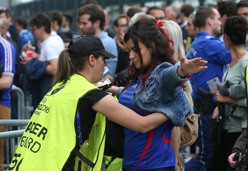 Fransa ve Romanya taraftarlarından çarpıcı kareler