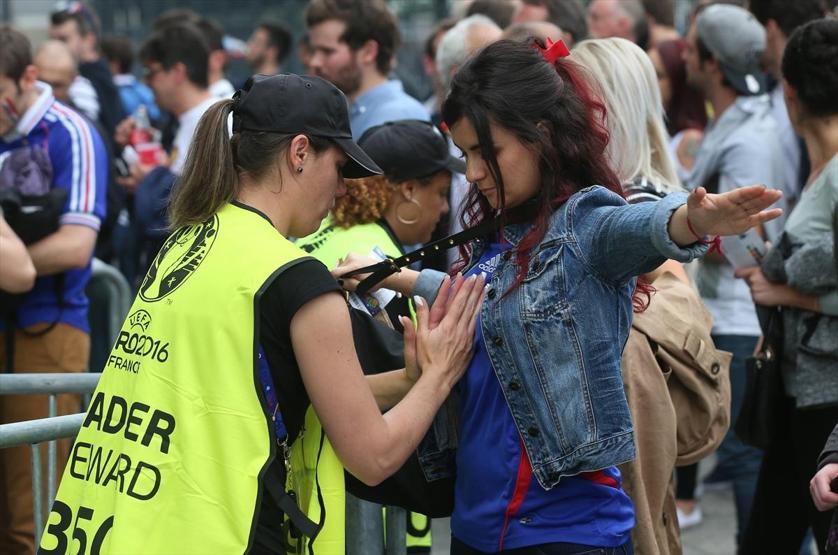 Fransa ve Romanya taraftarlarından çarpıcı kareler