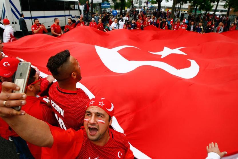 Türkler ve Hırvatlar Parc des Princes önünde