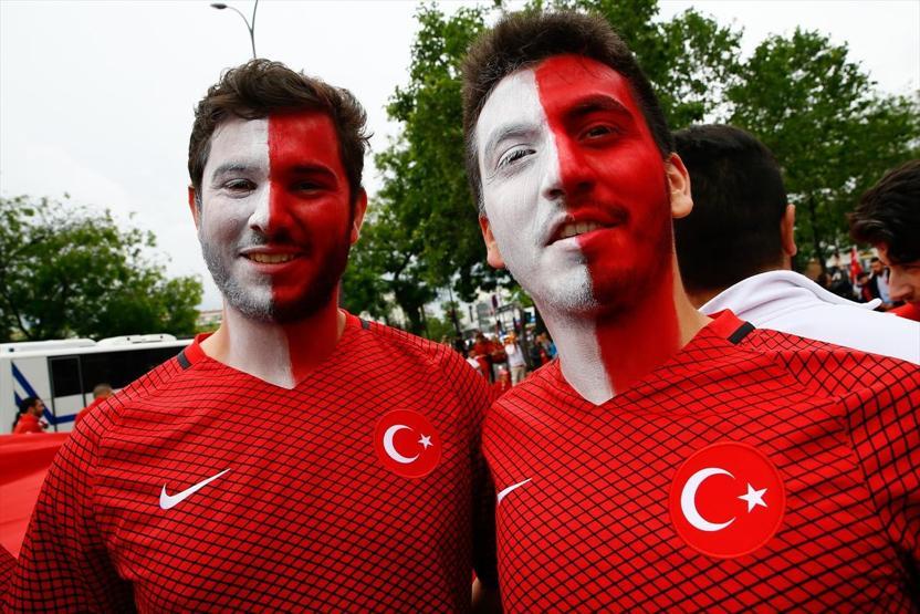 Türkler ve Hırvatlar Parc des Princes önünde