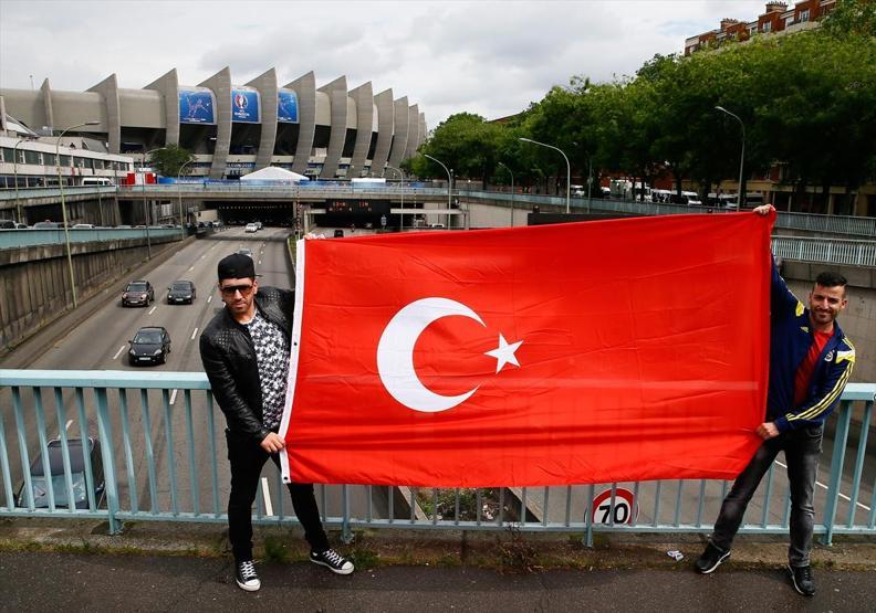 Türkler ve Hırvatlar Parc des Princes önünde