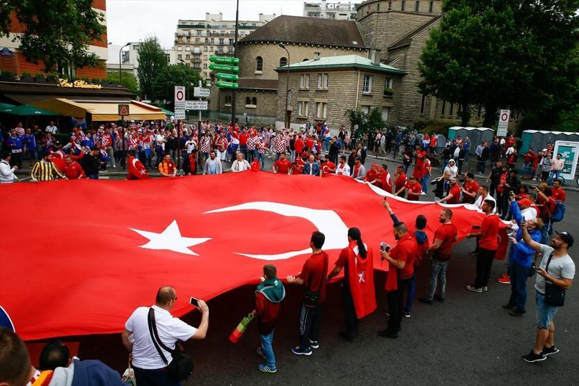 Türkler ve Hırvatlar Parc des Princes önünde