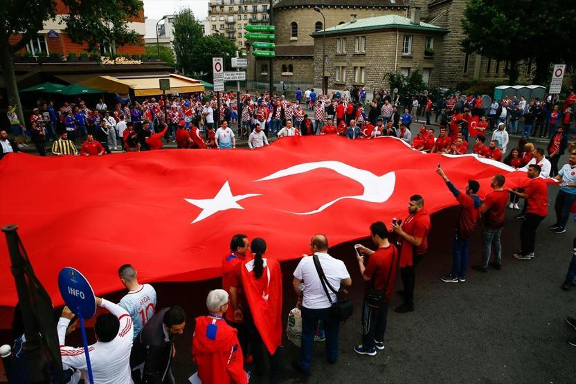 Türkler ve Hırvatlar Parc des Princes önünde