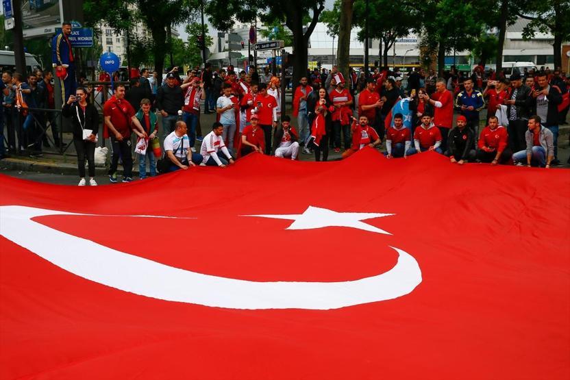 Türkler ve Hırvatlar Parc des Princes önünde