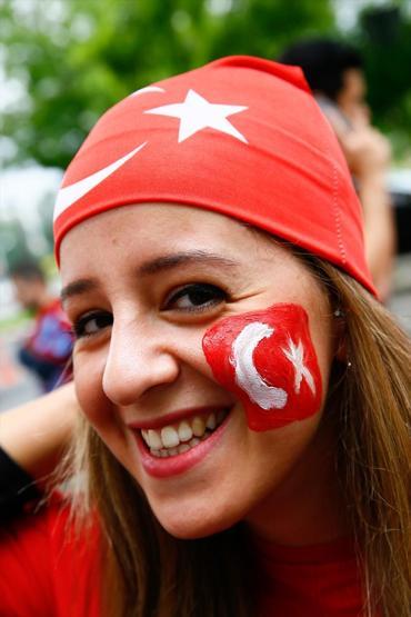 Türkler ve Hırvatlar Parc des Princes önünde