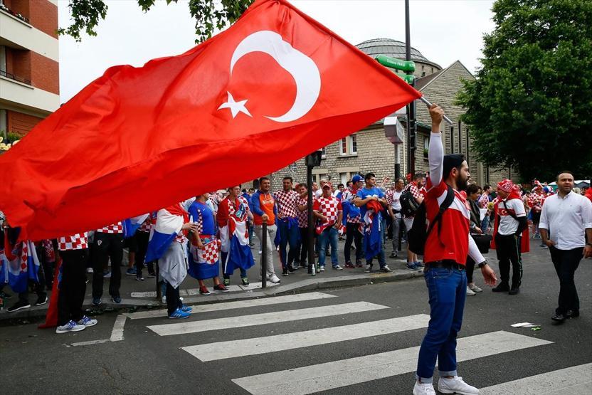 Türkler ve Hırvatlar Parc des Princes önünde