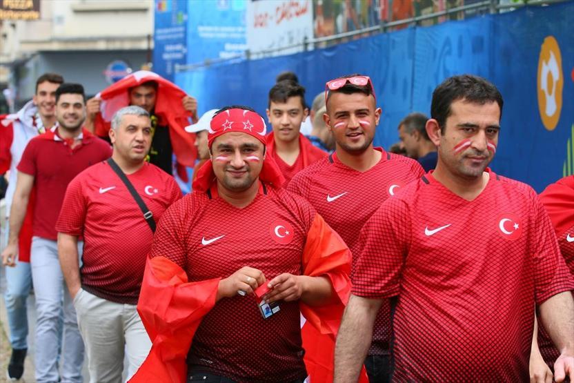 Türkler ve Hırvatlar Parc des Princes önünde