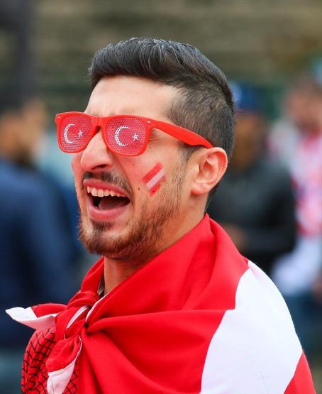 Türkler ve Hırvatlar Parc des Princes önünde
