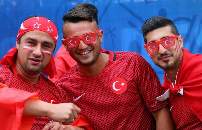 Türkler ve Hırvatlar Parc des Princes önünde