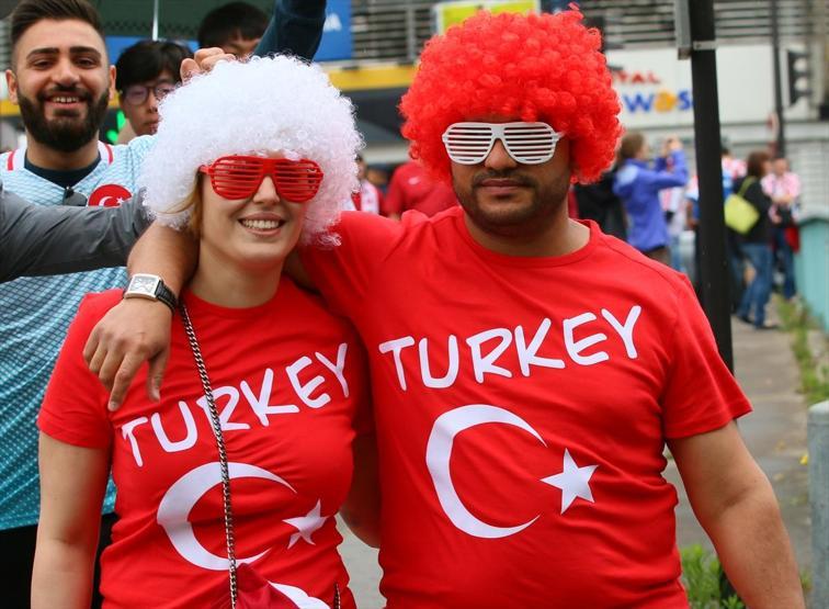 Türkler ve Hırvatlar Parc des Princes önünde
