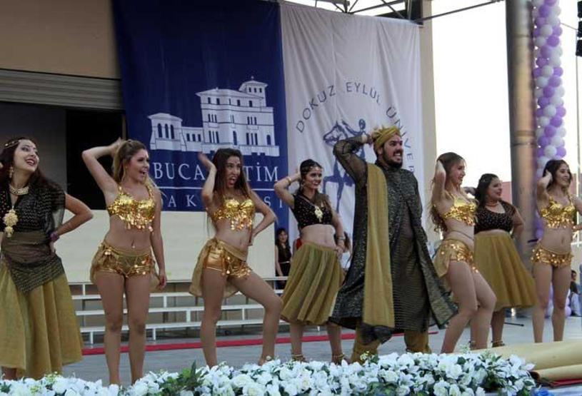 Dans gösterisi makamdan etti