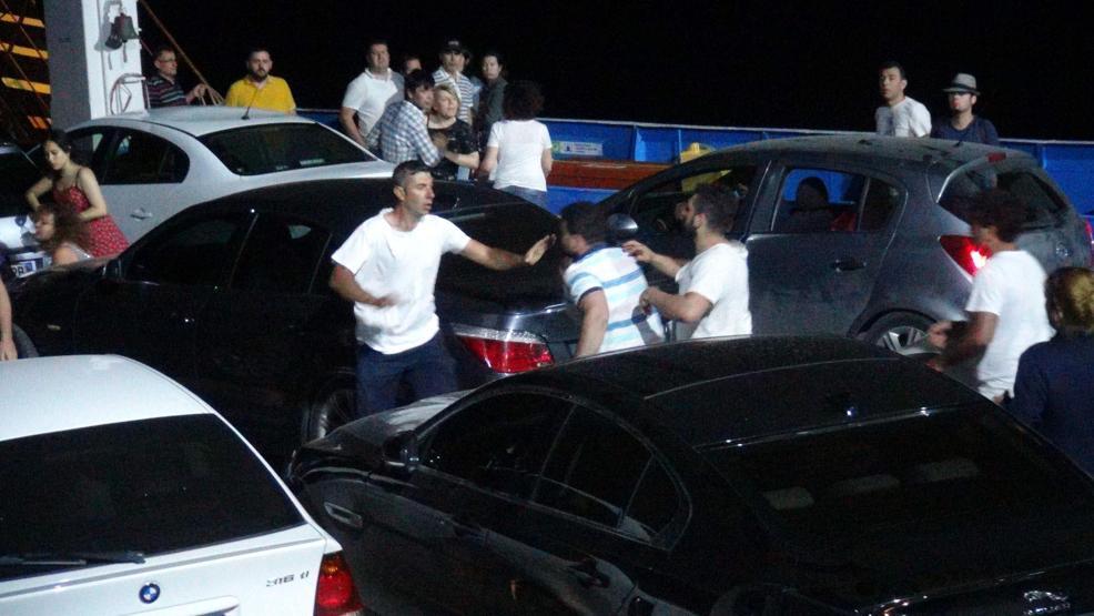 Bozcaada feribotunda yolcular birbirine girdi