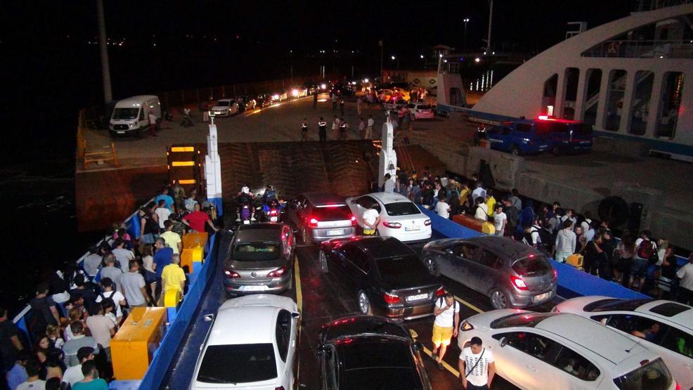 Bozcaada feribotunda yolcular birbirine girdi