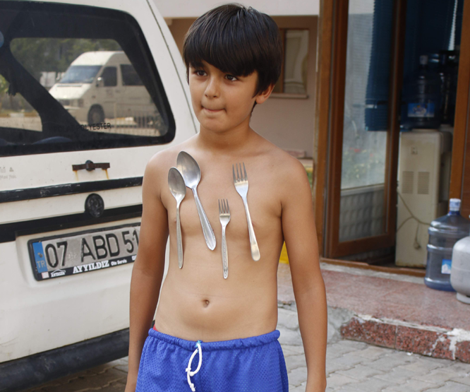 Görenleri şaşırtan çocuk