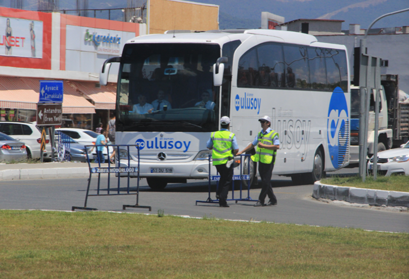 Yollar kilitlendi, polis Akçay girişine barikat kurdu