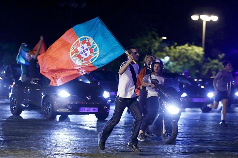 Portekiz taraftarları Parisi inletti