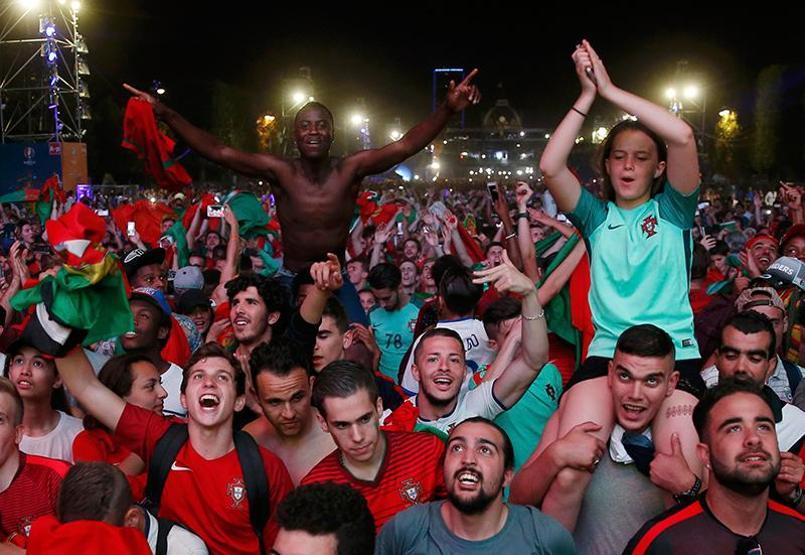 Portekiz taraftarları Parisi inletti