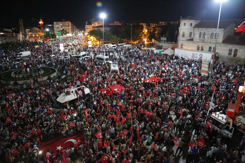 Tüm Türkiye sokakta