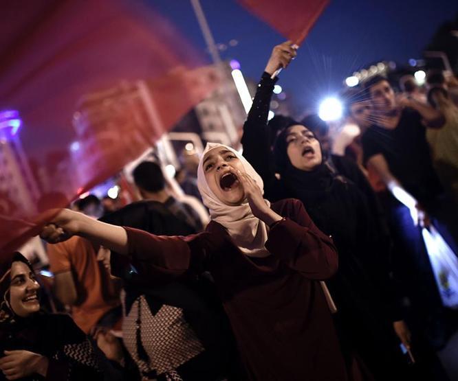 Darbe girişimi sonrası Türkiye sokaklara döküldü