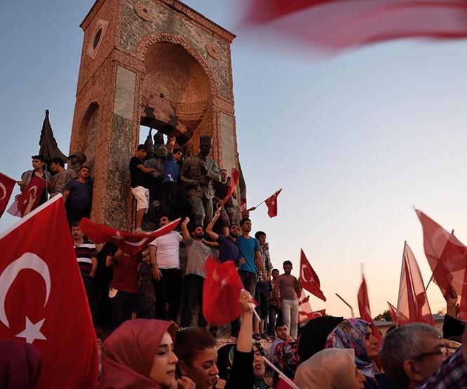 Darbe girişimi sonrası Türkiye sokaklara döküldü
