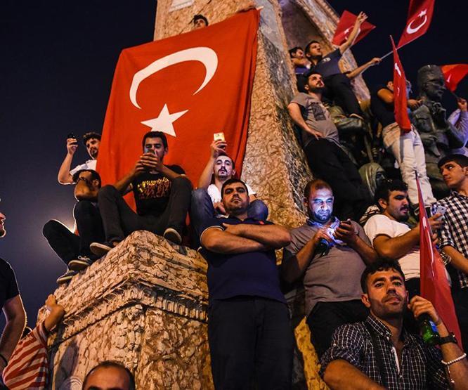 Darbe girişimi sonrası Türkiye sokaklara döküldü