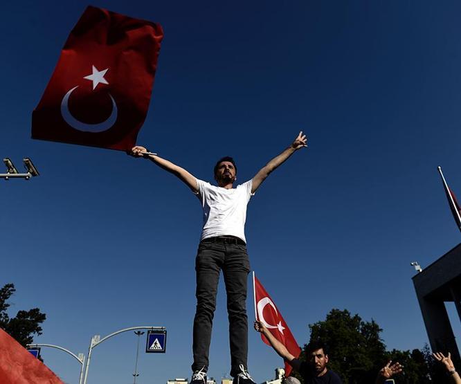 Darbe girişimi sonrası Türkiye sokaklara döküldü