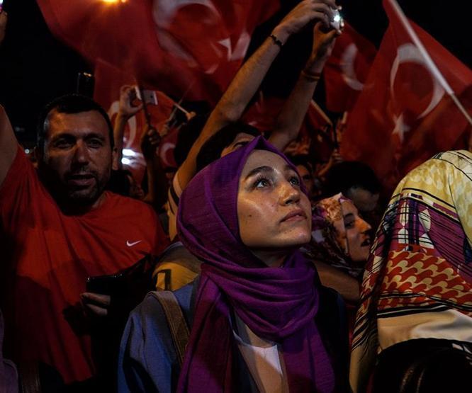 Darbe girişimi sonrası Türkiye sokaklara döküldü