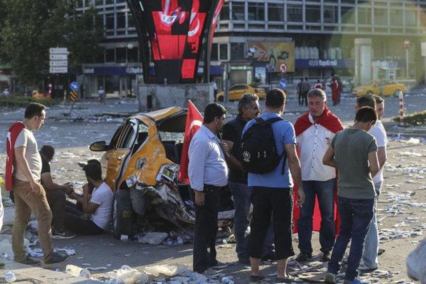 Darbe girişimi sonrası Türkiye sokaklara döküldü