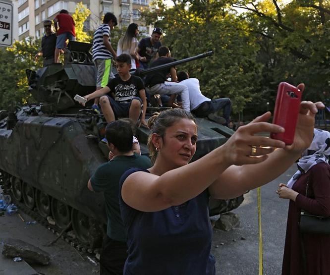 Darbe girişimi sonrası Türkiye sokaklara döküldü