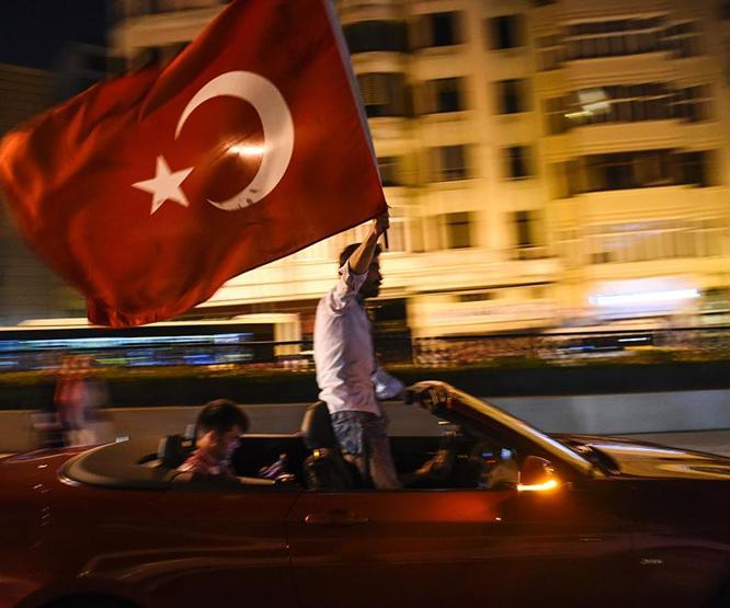 Darbe girişimi sonrası Türkiye sokaklara döküldü