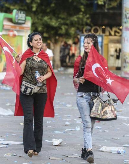 Darbe girişimi sonrası Türkiye sokaklara döküldü