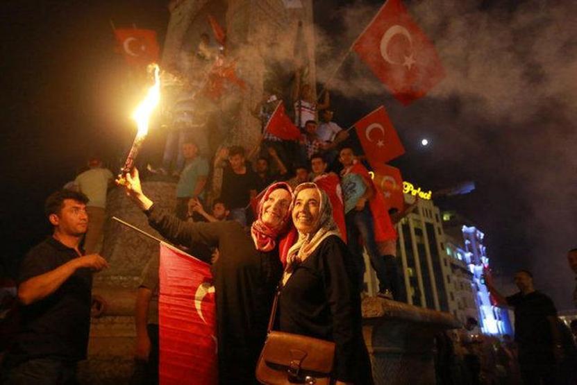Darbe girişimi sonrası Türkiye sokaklara döküldü