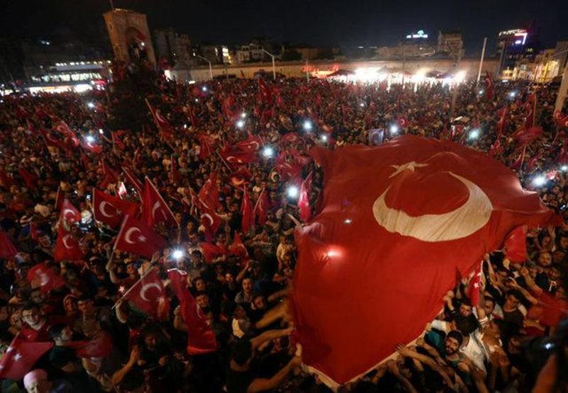 Darbe girişimi sonrası Türkiye sokaklara döküldü