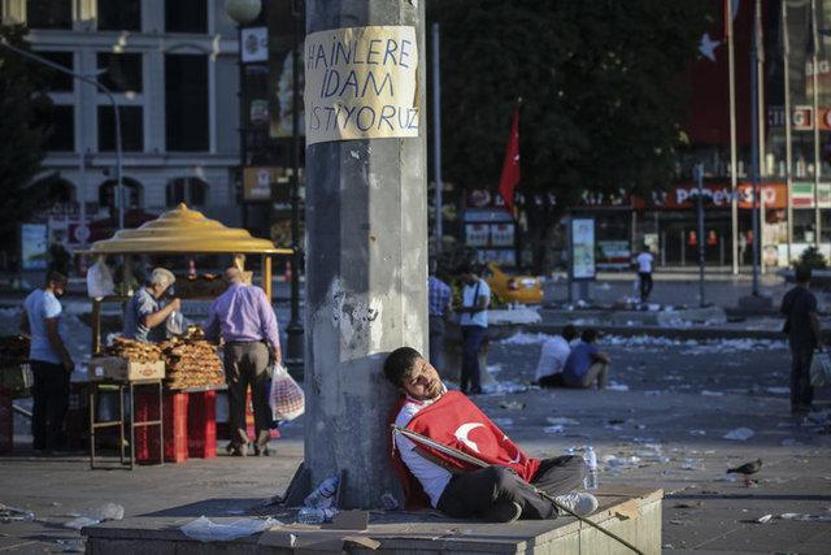 Darbe girişimi sonrası Türkiye sokaklara döküldü