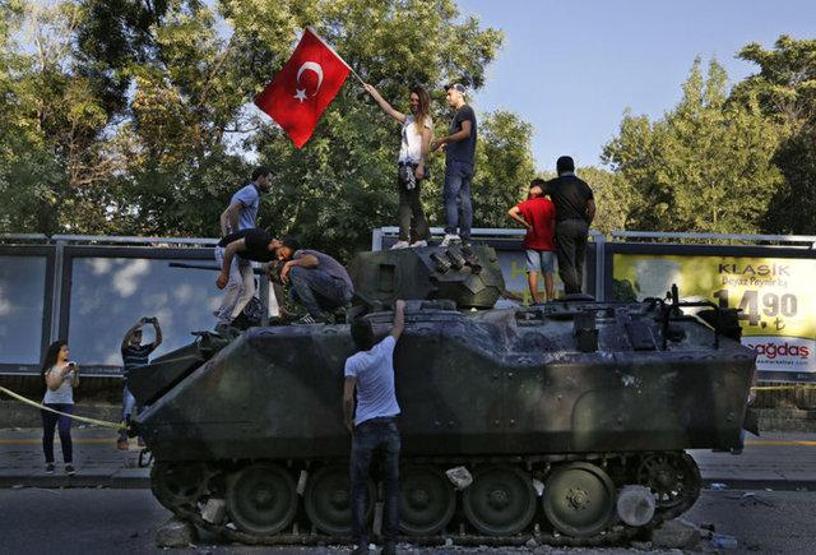 Darbe girişimi sonrası Türkiye sokaklara döküldü