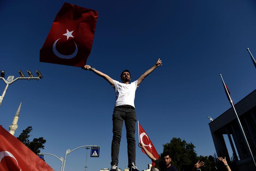 Darbe girişimi sonrası Türkiye sokaklara döküldü