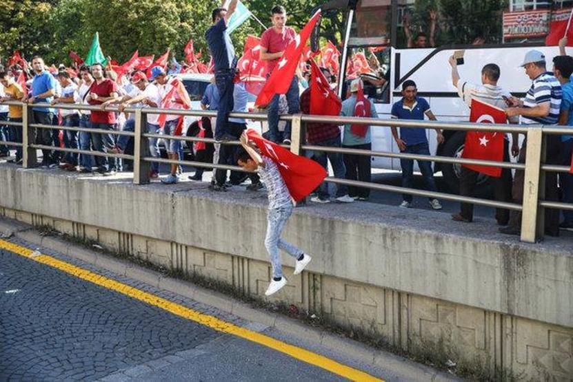 Darbe girişimi sonrası Türkiye sokaklara döküldü