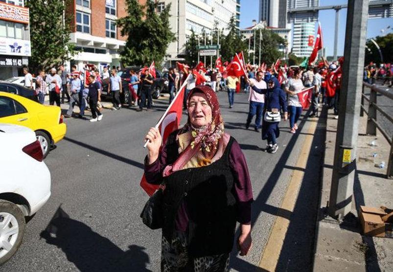 Darbe girişimi sonrası Türkiye sokaklara döküldü