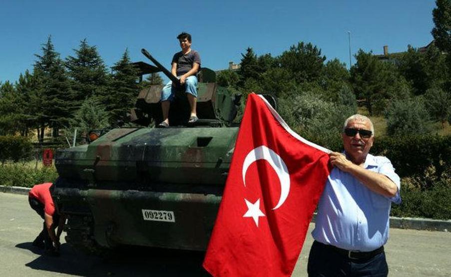 Darbe girişimi sonrası Türkiye sokaklara döküldü