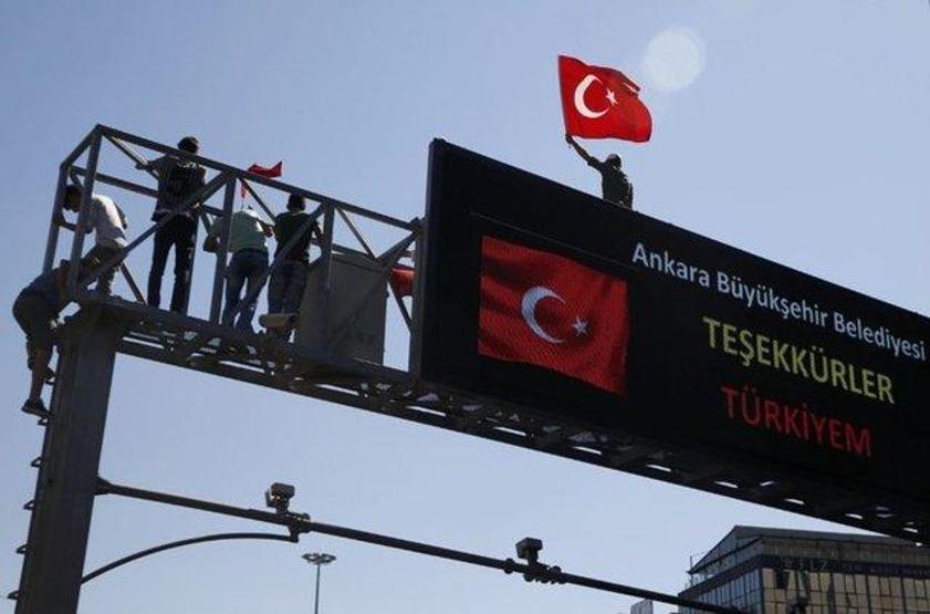 Darbe girişimi sonrası Türkiye sokaklara döküldü