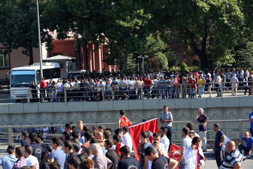 Darbe girişimi sonrası Türkiye sokaklara döküldü