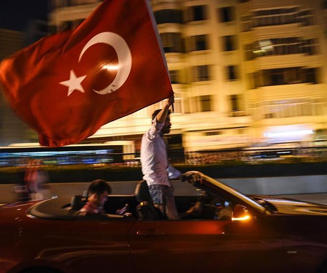 Darbe girişimi sonrası Türkiye sokaklara döküldü